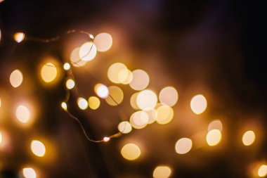 Karanlık bir odada Noel çelenginden Bokeh