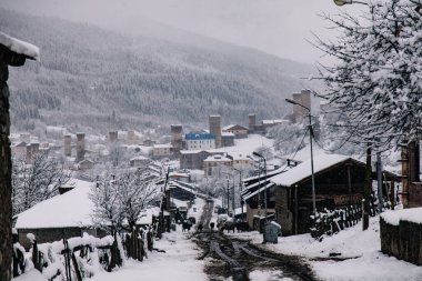 Mestia, Svaneti, Georgia 'nın yüksek irtifa yerleşiminin kış manzaraları. Kuğu kuleleri. 