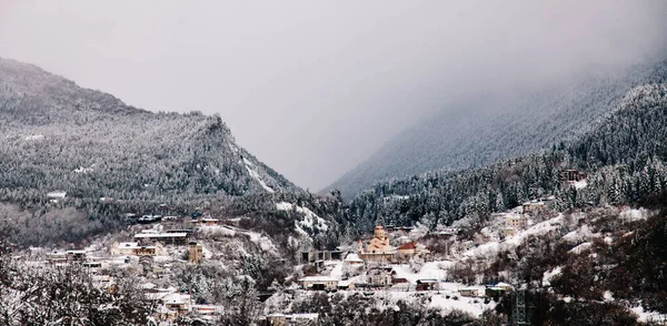 Winterlandschappen van de hooggelegen nederzetting Mestia, Svaneti, Georgië. Zwanentorens. — Stockfoto