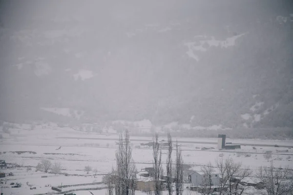 Téli tájak a magaslati település Mestia, Szvaneti, Grúzia. Hattyútornyok. — Stock Fotó