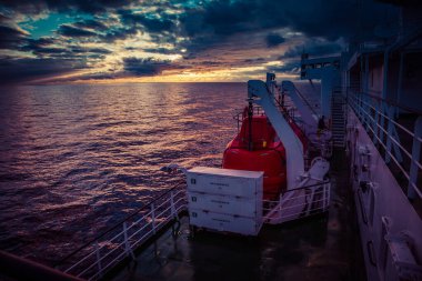 Denize giden bir feribotta cankurtaran botu.