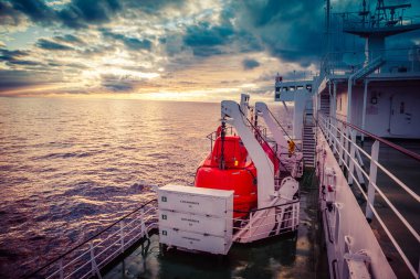 Denize giden bir feribotta cankurtaran botu.