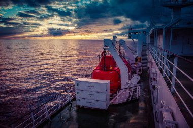 Denize giden bir feribotta cankurtaran botu.