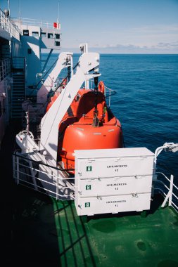 Denize giden bir feribotta cankurtaran botu.