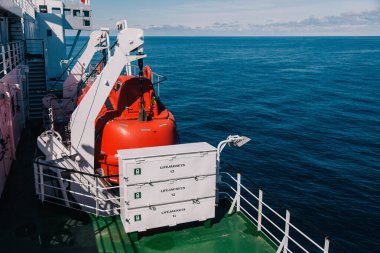 Denize giden bir feribotta cankurtaran botu.