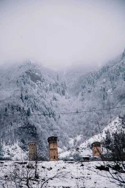 Paisagens de inverno do assentamento de alta altitude de Mestia, Svaneti, Geórgia. Torres de cisne. — Fotografia de Stock