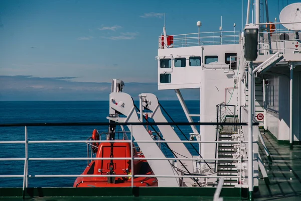 Salva-vidas a bordo de um ferry que vai para o mar — Fotografia de Stock