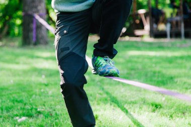 Genç adam dengede duruyor ve ip üzerinde zıplıyor.. 