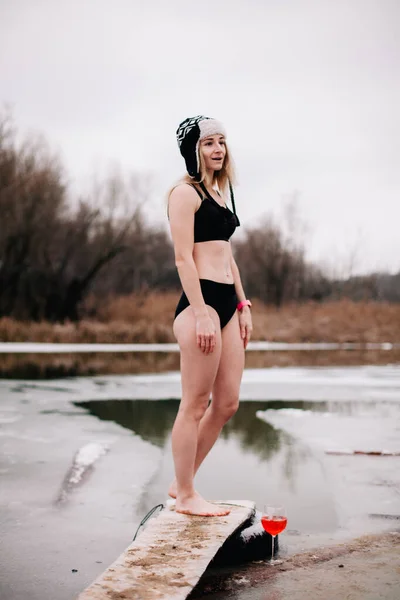 Jeune fille mince se baigne en hiver dans un trou de rivière — Photo