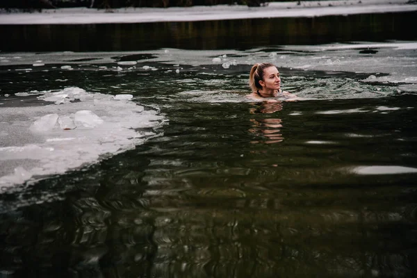 Joven esbelta chica se baña en invierno en un agujero del río —  Fotos de Stock