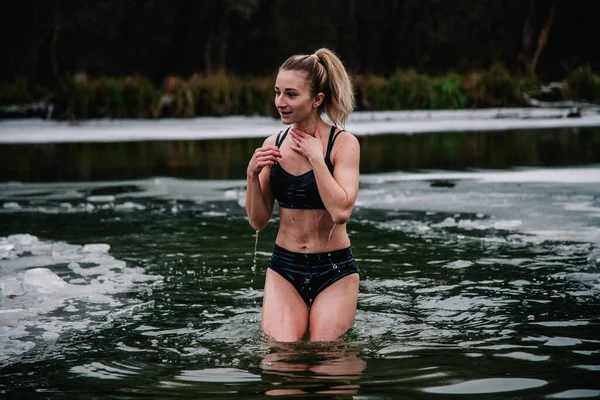 Jeune fille mince se baigne en hiver dans un trou de rivière — Photo