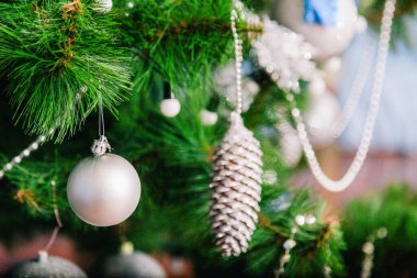 Beyaz ve mavi toplarla süslenmiş Noel ağacı