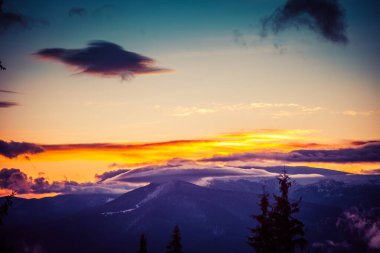 Kışın güzel şafak, karla kaplı dağlar ve inanılmaz güzel bulutlar.
