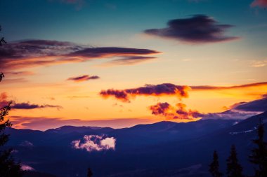 Kışın güzel şafak, karla kaplı dağlar ve inanılmaz güzel bulutlar.