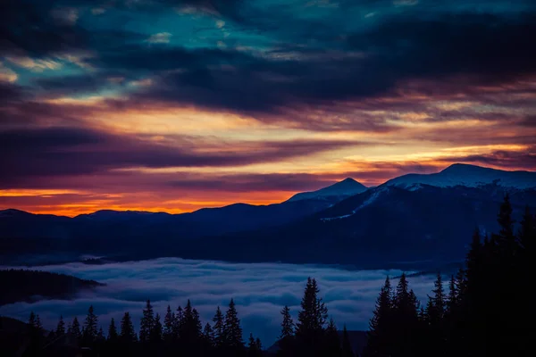 冬天白雪覆盖的高山上美丽的黎明 — 图库照片