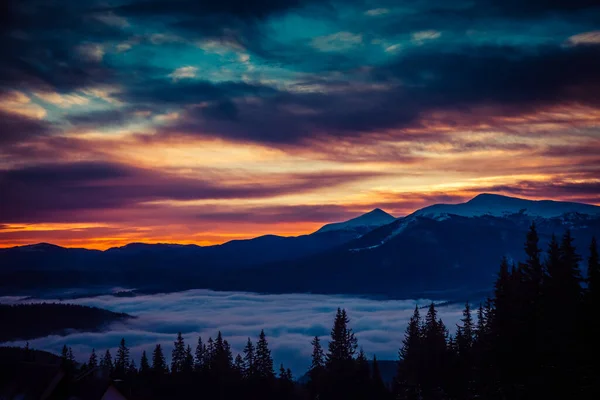 Schöne Dämmerung in den schneebedeckten Bergen des Winters — Stockfoto