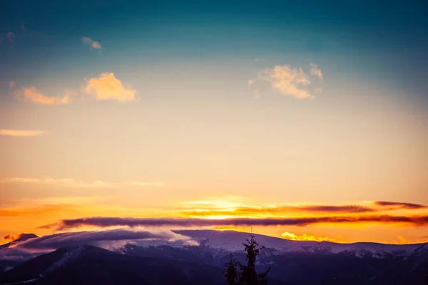 美丽的黎明，冬季白雪覆盖的群山，令人惊奇的美丽的云彩 — 图库照片