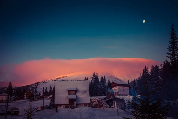 El sol al amanecer ilumina los hoteles de montaña — Foto de Stock