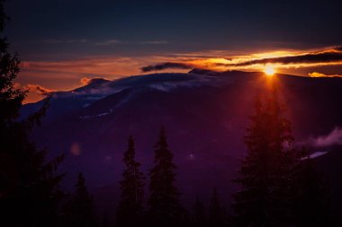 Kışın güzel şafak, karla kaplı dağlar ve inanılmaz güzel bulutlar.