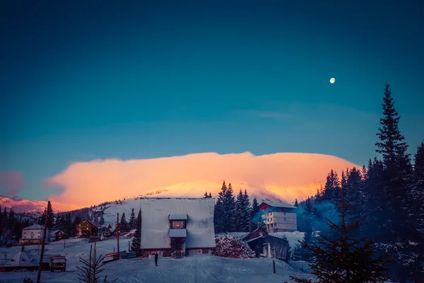 Die Sonne im Morgengrauen erhellt die Berghotels — Stockfoto