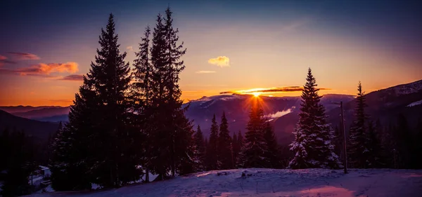 Schöne Morgendämmerung in den schneebedeckten Bergen des Winters und erstaunlich schöne Wolken — Stockfoto