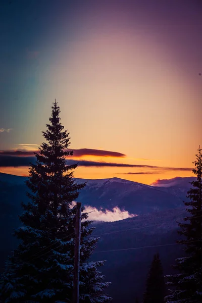 겨울 눈덮인 산 속의 아름다운 새벽과 놀랄 만큼아름다운 구름 — 스톡 사진