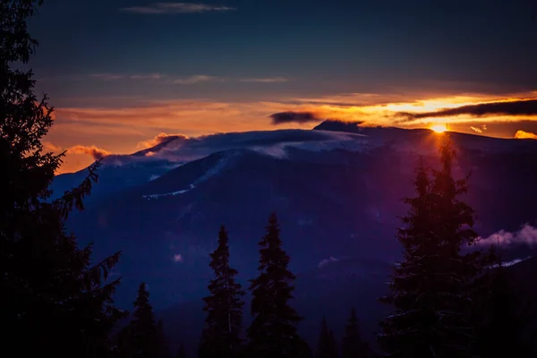 Piękny świt w zimie pokryte śniegiem góry i niesamowicie piękne chmury — Zdjęcie stockowe