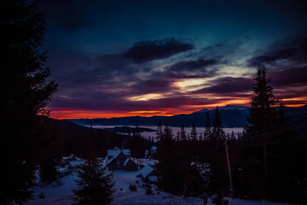 Schöne Morgendämmerung in den schneebedeckten Bergen des Winters und erstaunlich schöne Wolken — Stockfoto