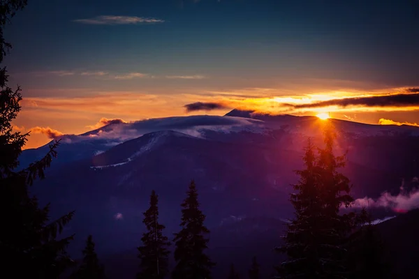 Splendida alba in inverno montagne innevate e nuvole incredibilmente belle — Foto Stock