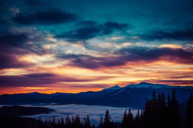 Kışın karla kaplı dağlarda güzel şafak