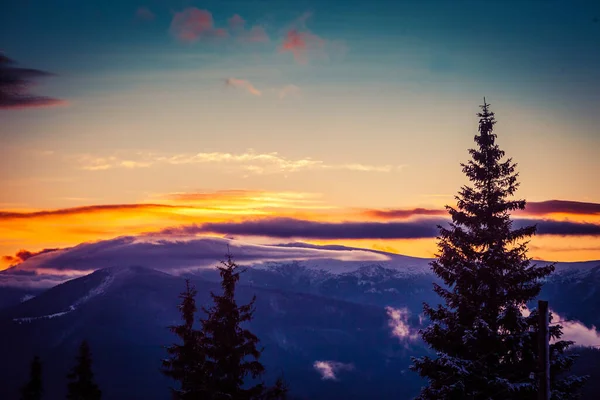 Krásný úsvit v zimě zasněžené hory a úžasně krásné mraky — Stock fotografie