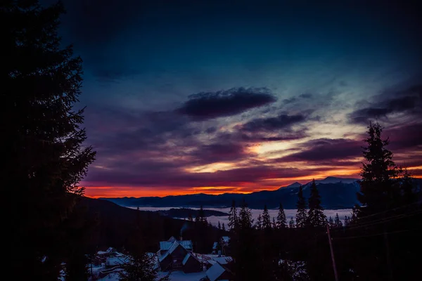 Schöne Morgendämmerung in den schneebedeckten Bergen des Winters und erstaunlich schöne Wolken — Stockfoto