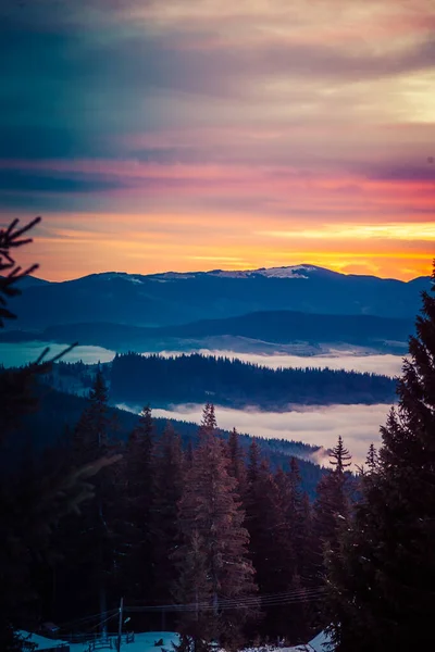 Hermoso amanecer en las montañas cubiertas de nieve de invierno y nubes increíblemente hermosas — Foto de Stock