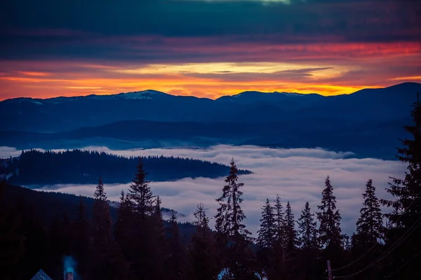 Beautiful dawn in the winter snow-covered mountains and amazingly beautiful clouds — Stock Photo, Image