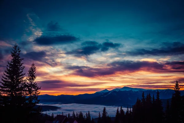 冬天白雪覆盖的高山上美丽的黎明 — 图库照片