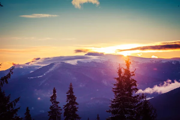 美丽的黎明，冬季白雪覆盖的群山，令人惊奇的美丽的云彩 — 图库照片