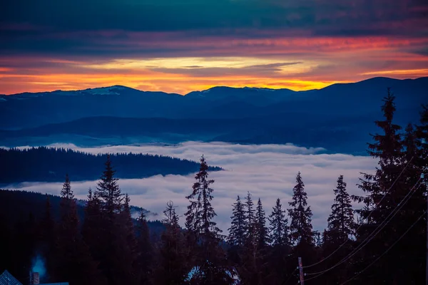 Krásný úsvit v zimě zasněžené hory a úžasně krásné mraky — Stock fotografie