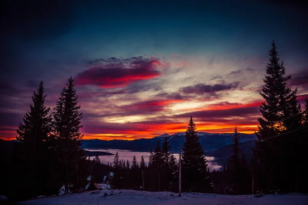 Prachtige dageraad in de winter besneeuwde bergen en verbazingwekkend mooie wolken — Stockfoto