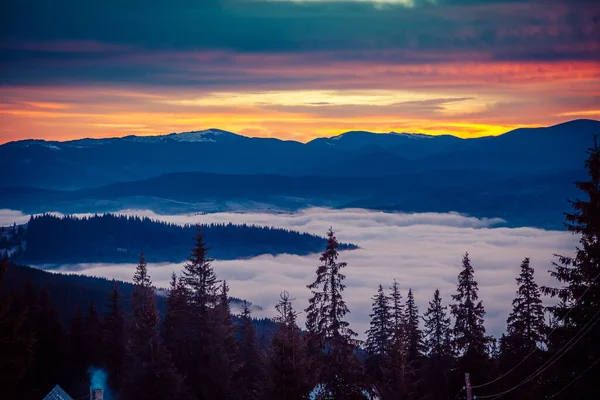 겨울 눈덮인 산 속의 아름다운 새벽과 놀랄 만큼아름다운 구름 — 스톡 사진
