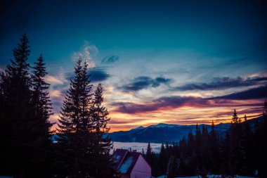 Kışın karla kaplı dağlarda güzel şafak