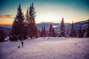 Kışın güzel şafak, karla kaplı dağlar ve inanılmaz güzel bulutlar.