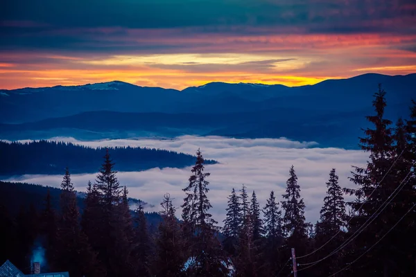 Прекрасний світанок в зимових засніжених горах і дивовижно красивих хмарах — стокове фото