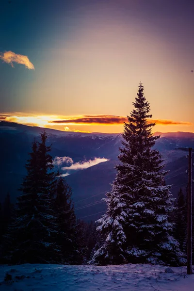 Schöne Morgendämmerung in den schneebedeckten Bergen des Winters und erstaunlich schöne Wolken — Stockfoto