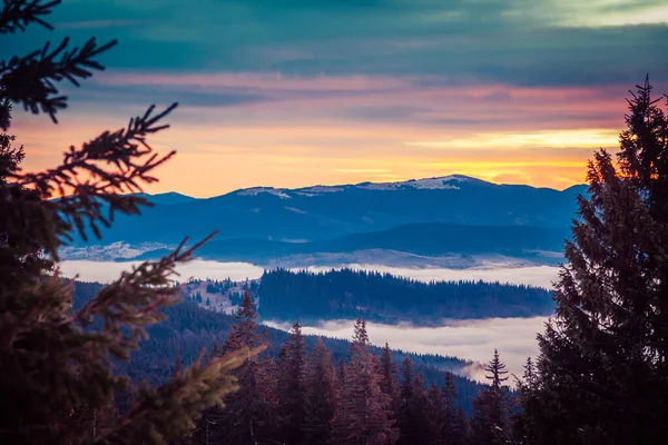 Beautiful dawn in the winter snow-covered mountains and amazingly beautiful clouds — Stock Photo, Image