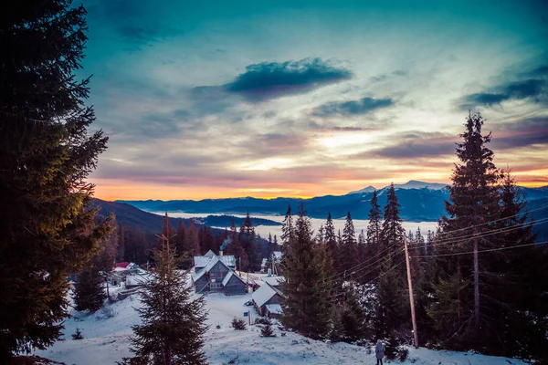 Schöne Morgendämmerung in den schneebedeckten Bergen des Winters und erstaunlich schöne Wolken — Stockfoto