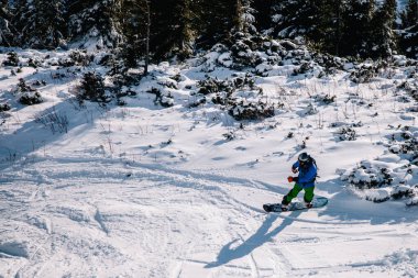 Parlak takım elbiseli adam snowboard 'a biniyor.