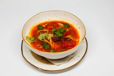 Beyaz arka planda, derin tabakta baharatlı çorba.