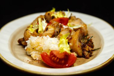 Yasemin pilavlı tavuk körisi, Hint yemeği konsepti.