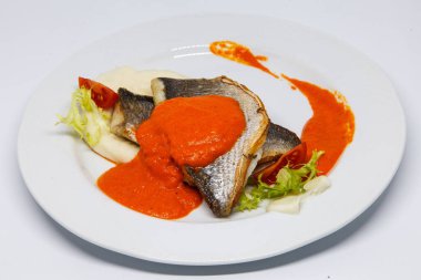 Portakal soslu beyaz tabakta Dorado balığı.
