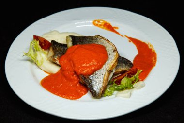 Portakal soslu beyaz tabakta Dorado balığı.